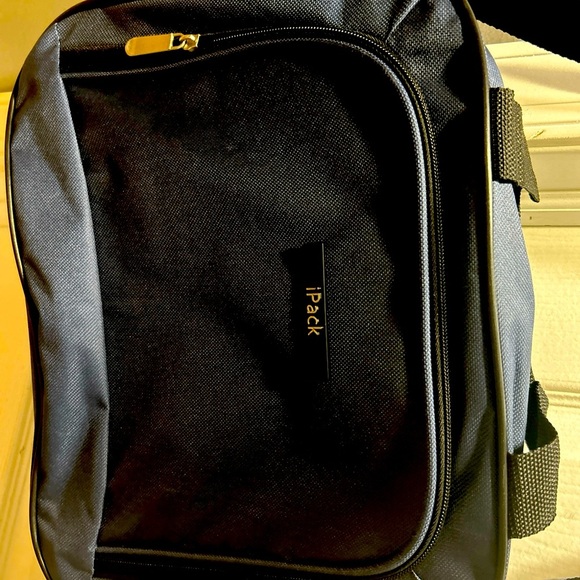- I-pack small-medium bag NWT - Picture 6 of 8